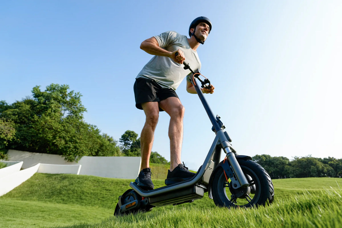 Schokdemping van de Xiaomi Electric Scooter 6 op oneffen wegdek