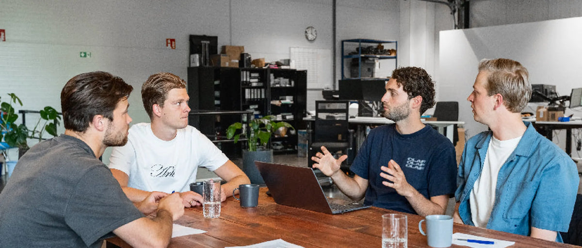 Het TechPunt-team in overleg aan tafel