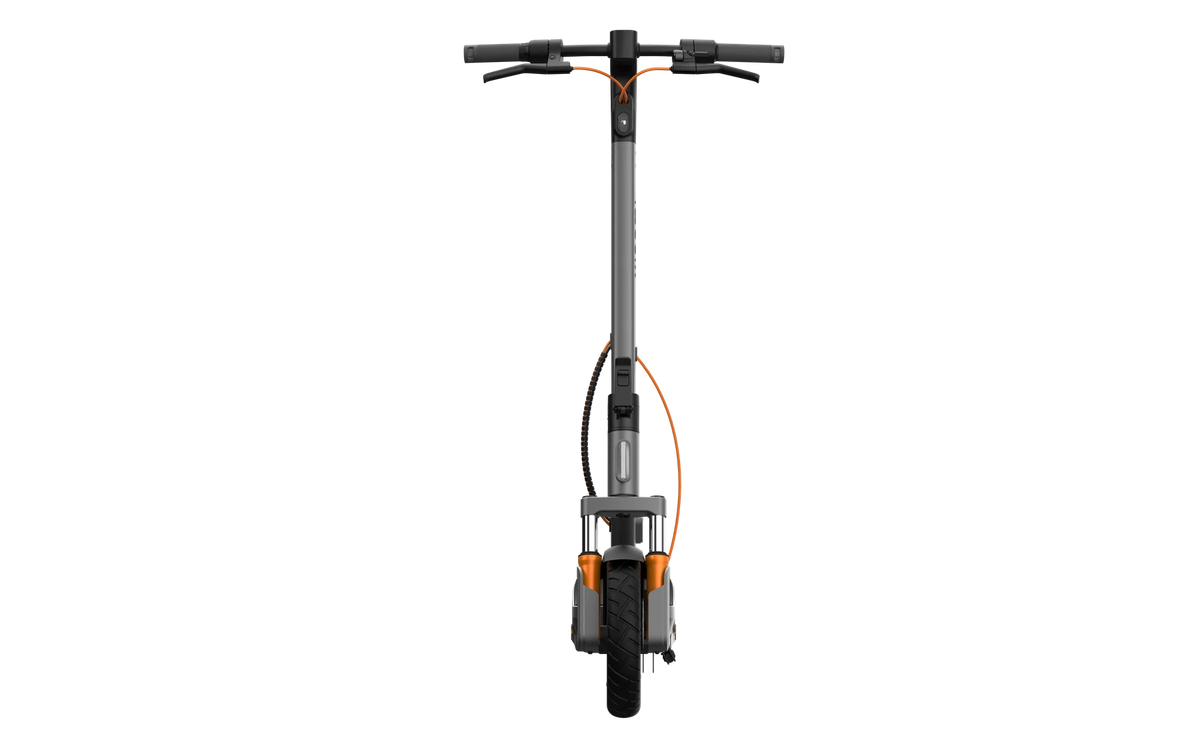 Vooraanzicht van de Xiaomi Electric Scooter 6 Max op witte achtergrond