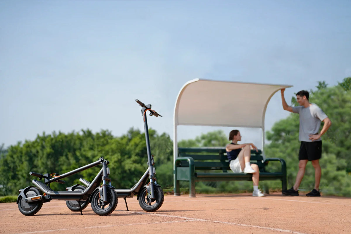 Opgevouwen Xiaomi Electric Scooter 6 die wordt meegedragen