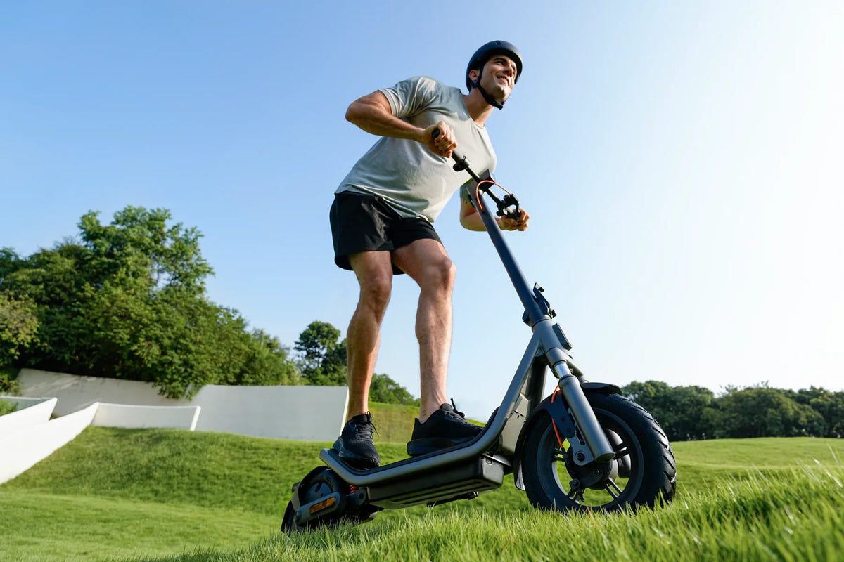 Schokdemping van de Xiaomi Electric Scooter 6 op oneffen wegdek