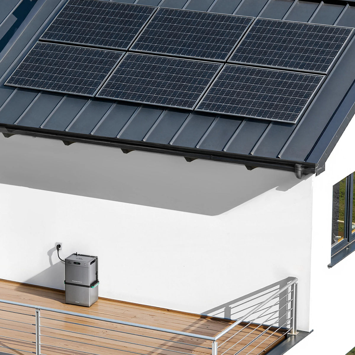Zendure SolarFlow 2400 AC+ op een balkon met zonnepanelen