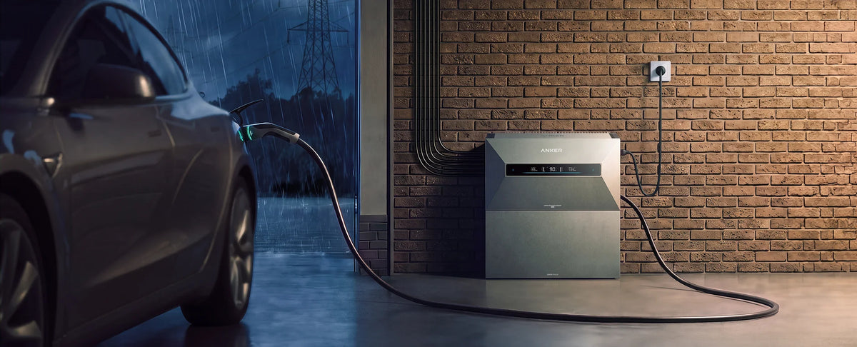 Elektrische auto laadt op de Anker SOLIX Solarbank Max Hybrid