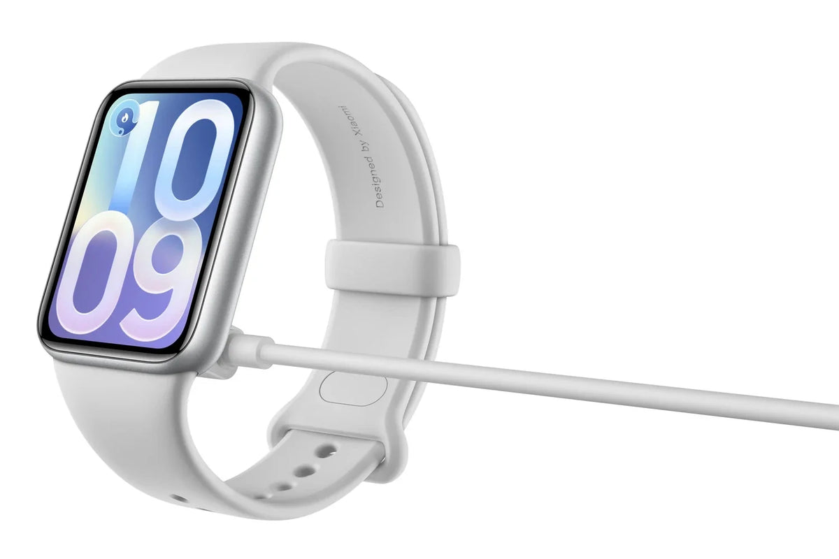 Xiaomi Smart Band 10 Pro in het zilver aan de magnetische oplaadkabel