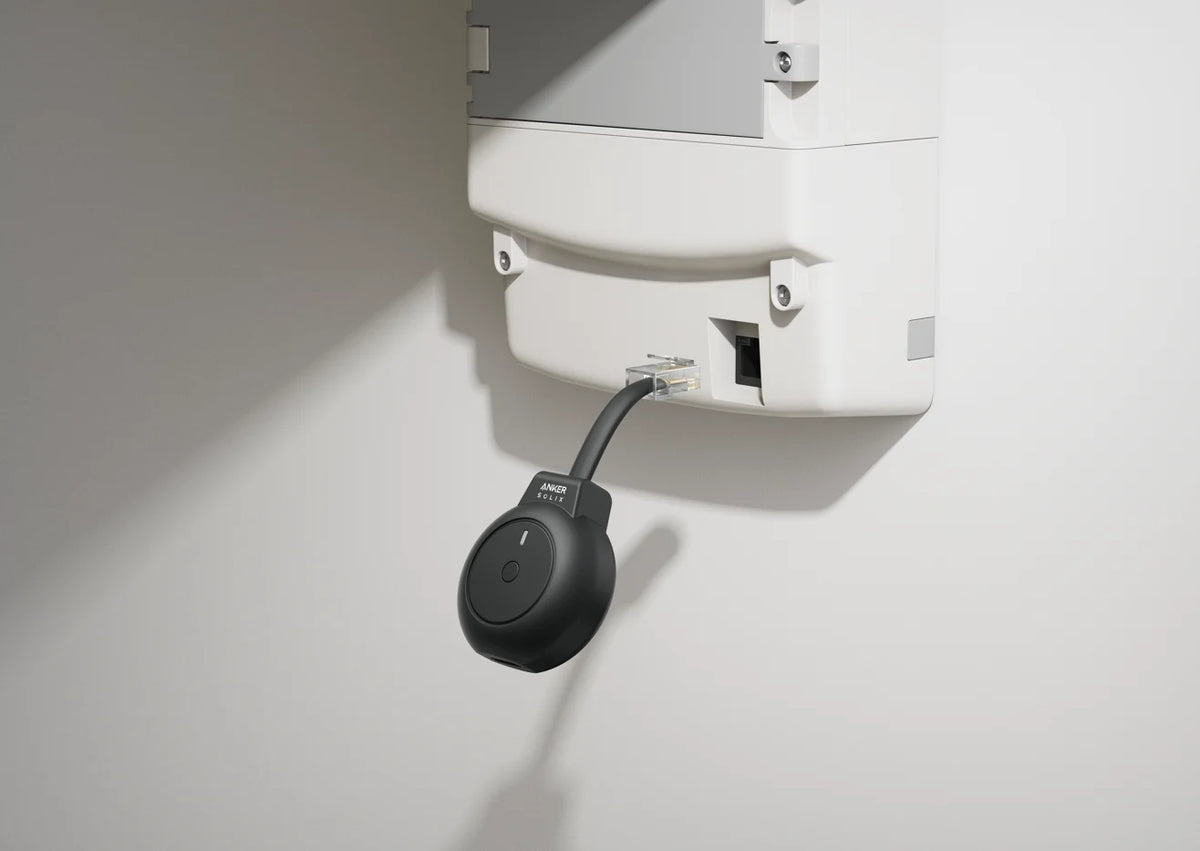 Close-up van de Anker SOLIX P1 Meter aangesloten op de P1-poort van een slimme meter voor slim energiebeheer.