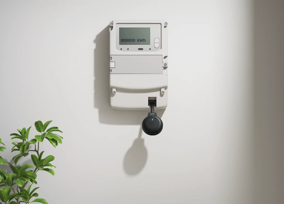 Anker SOLIX P1 Meter aangesloten op de P1-poort van een slimme energiemeter voor realtime energiemeting.