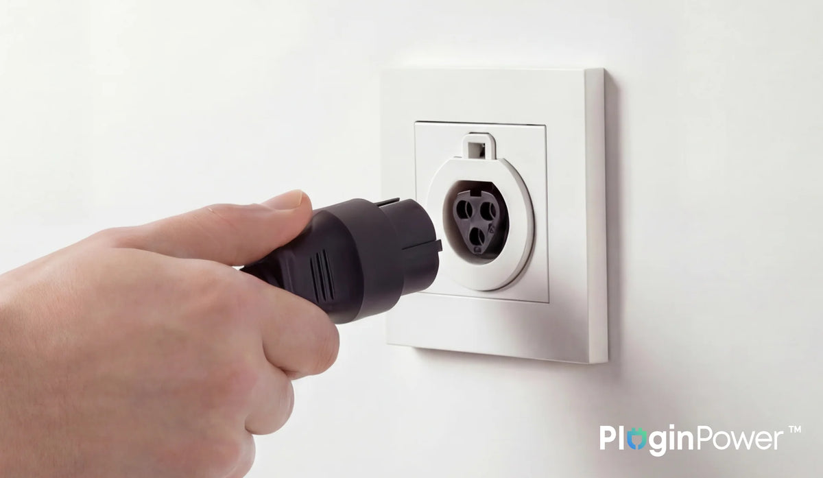 Hand sluit de Anker SOLIX Wieland-contrastekker aan op het Anker SOLIX Wieland-stopcontact voor een veilige en betrouwbare plug-and-play stroomaansluiting.