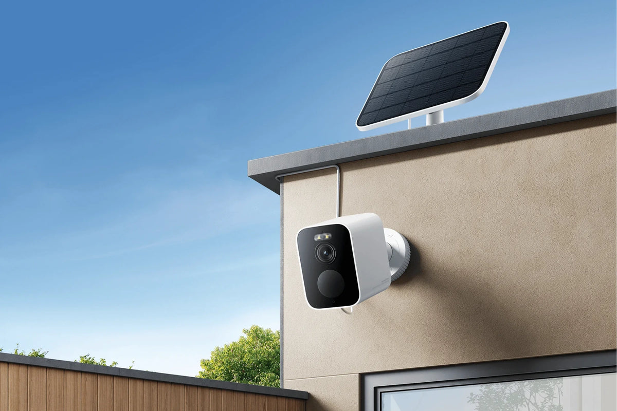 Xiaomi buitencamera op zonne-energie bevestigd aan huis met zonnepaneel