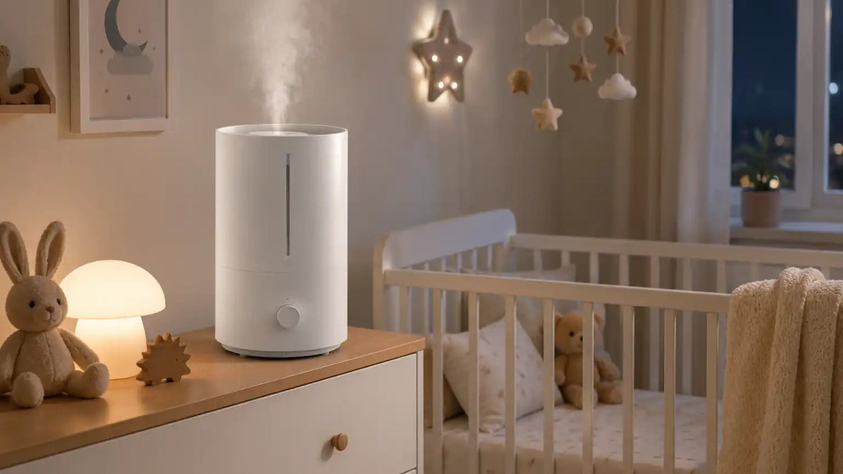 Xiaomi luchtbevochtiger met waterdamp in babykamer naast babybed met sterrendecoratie