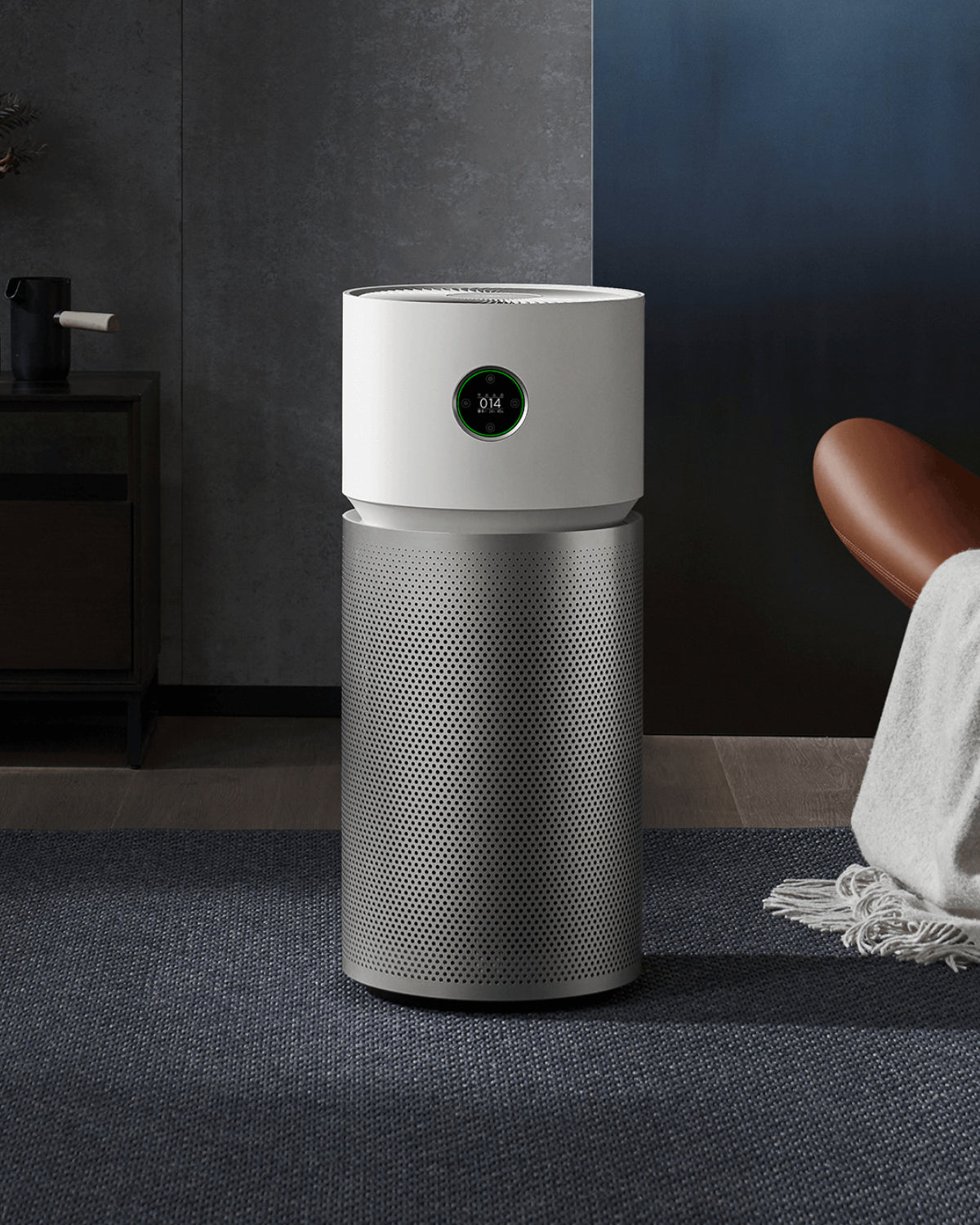 Witte Xiaomi luchtreiniger in moderne donkere woonkamer naast bruine stoel