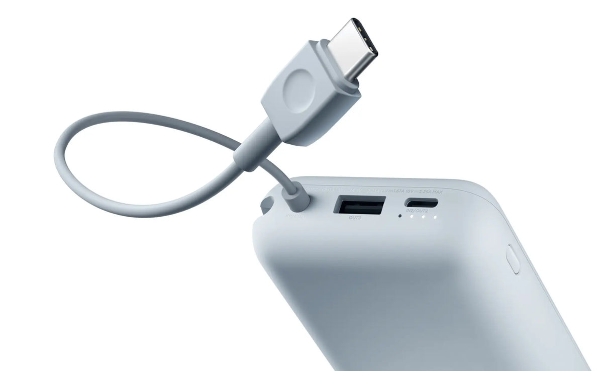 Witte Xiaomi powerbank met ingebouwde flexibele USB-C kabel en twee USB-poorten voor laden