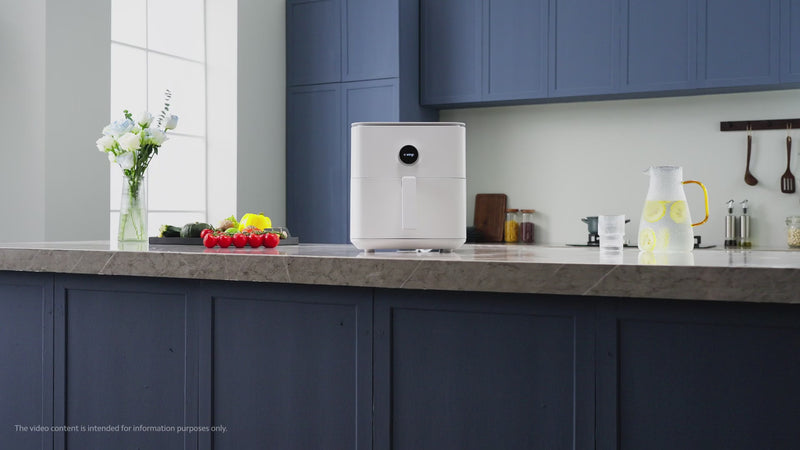YouTube thumbnail: Xiaomi Airfryer 6.5L met goudgele gerecht en "6.5L CAPACITY" badge