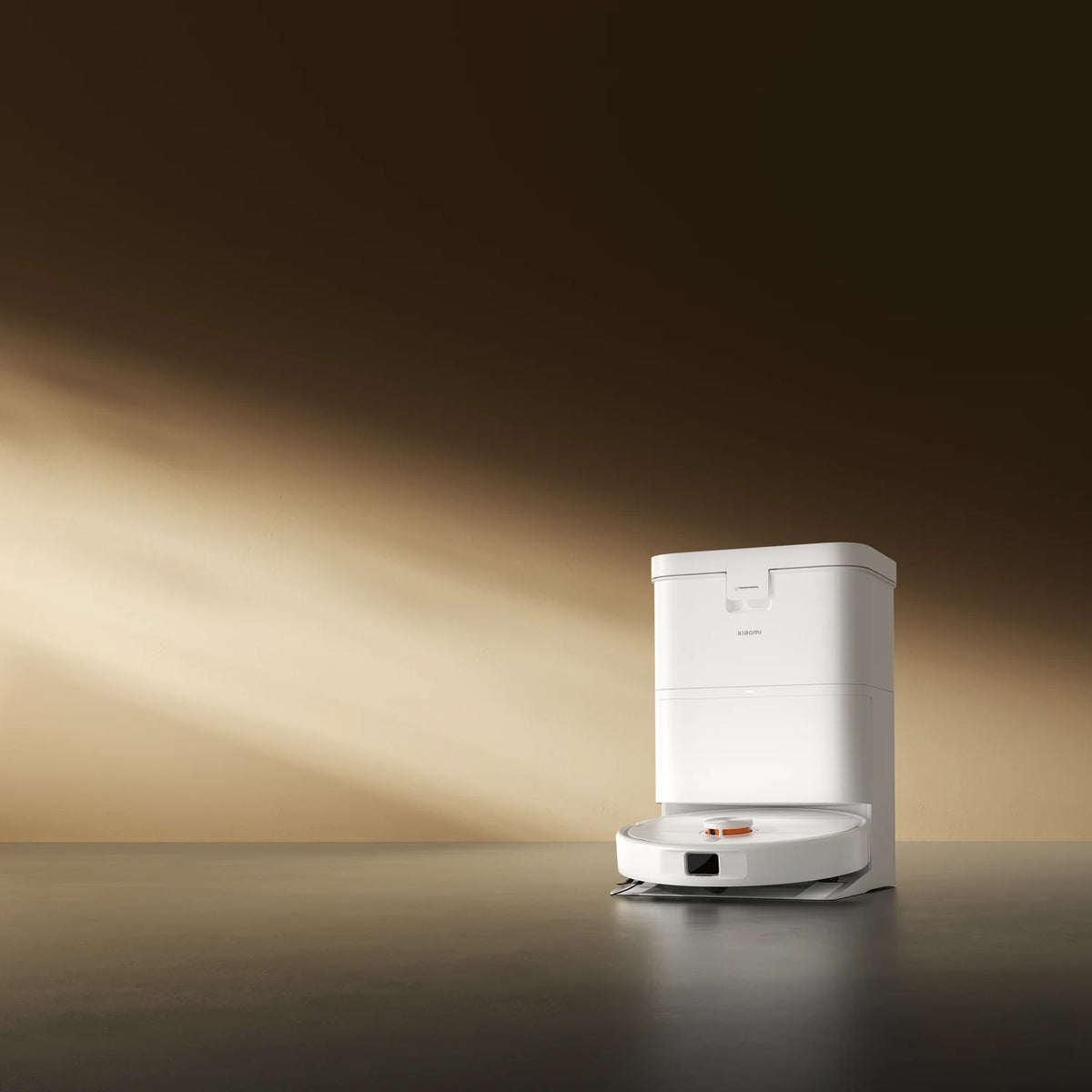 Xiaomi Robot Vacuum H50 met zelfleegstation in een warm modern interieur