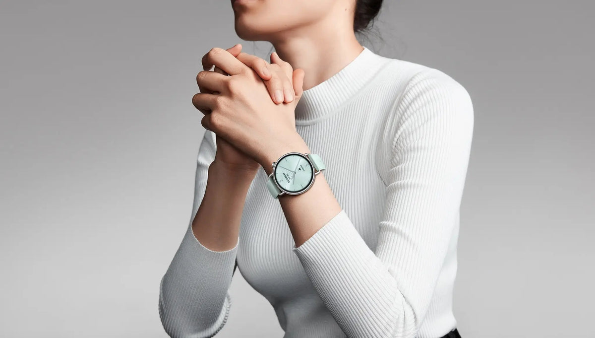 Vrouw draagt een Xiaomi Watch S4 41mm smartwatch met klassiek design op haar pols