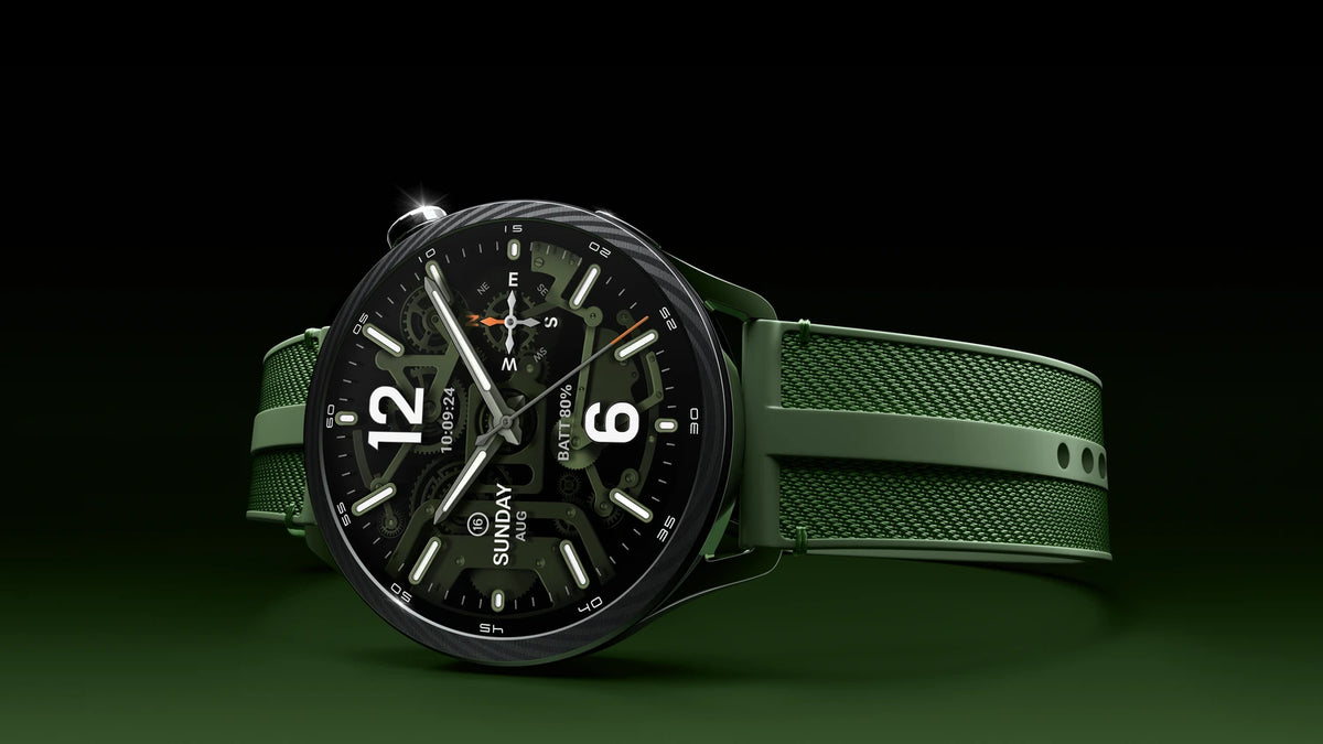 Liggende Xiaomi Watch S5 smartwatch in groen met geweven band en skeleton wijzerplaat in close-up
