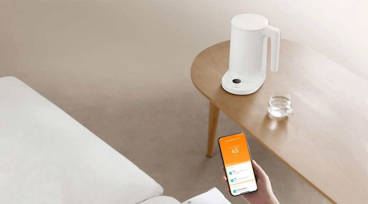Persoon bedient Xiaomi Smart Kettle 2 Pro waterkoker via smartphone app met temperatuurweergave