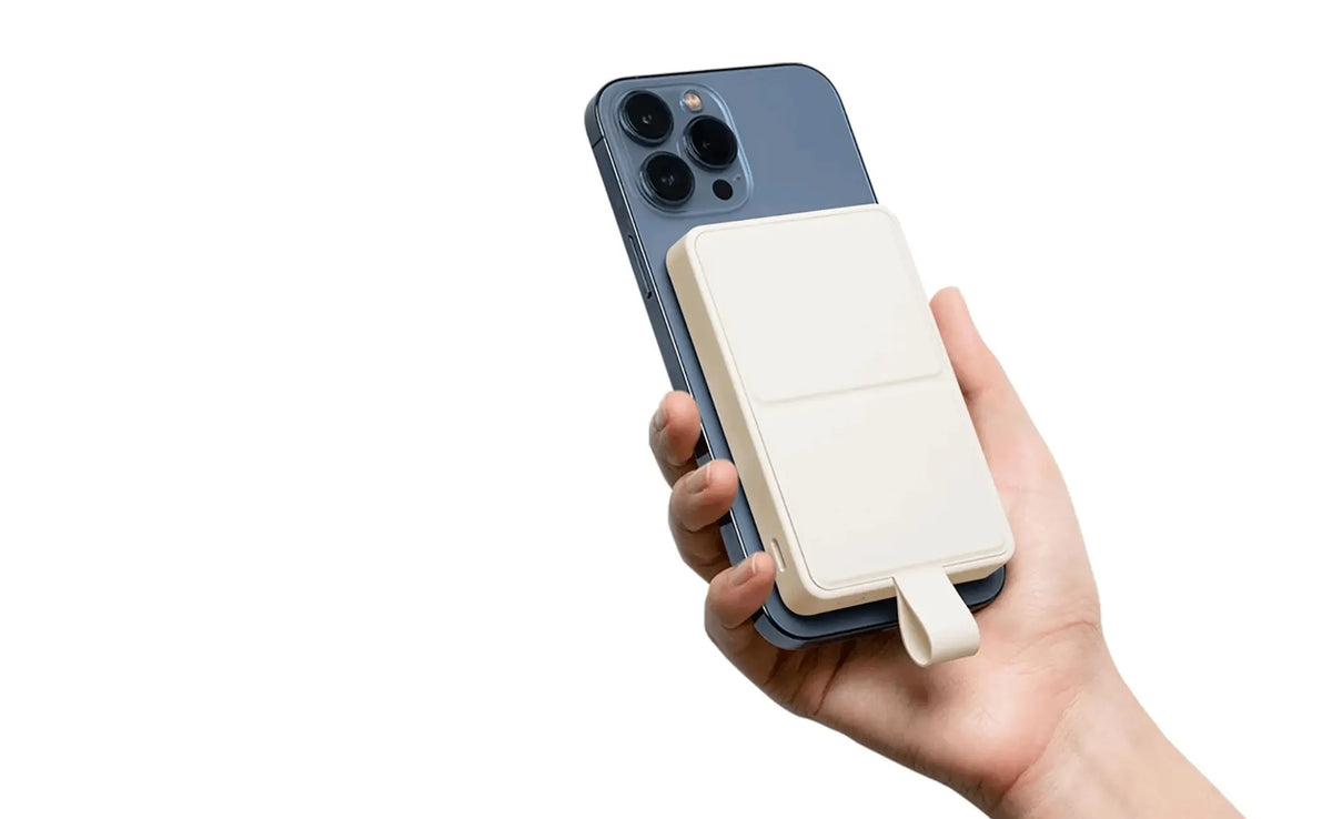 Beige Xiaomi magnetische wireless powerbank met mag-safe montage aan de achterkant van een iPhone