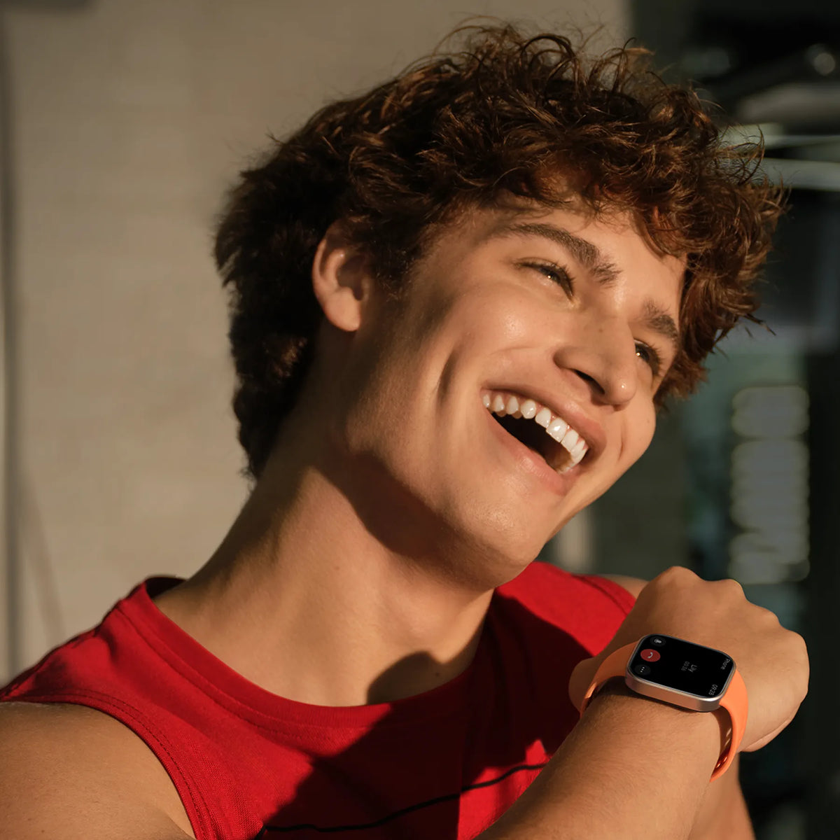 Xiaomi Redmi Watch 6 Active in Sunset Orange om de pols tijdens een work-out