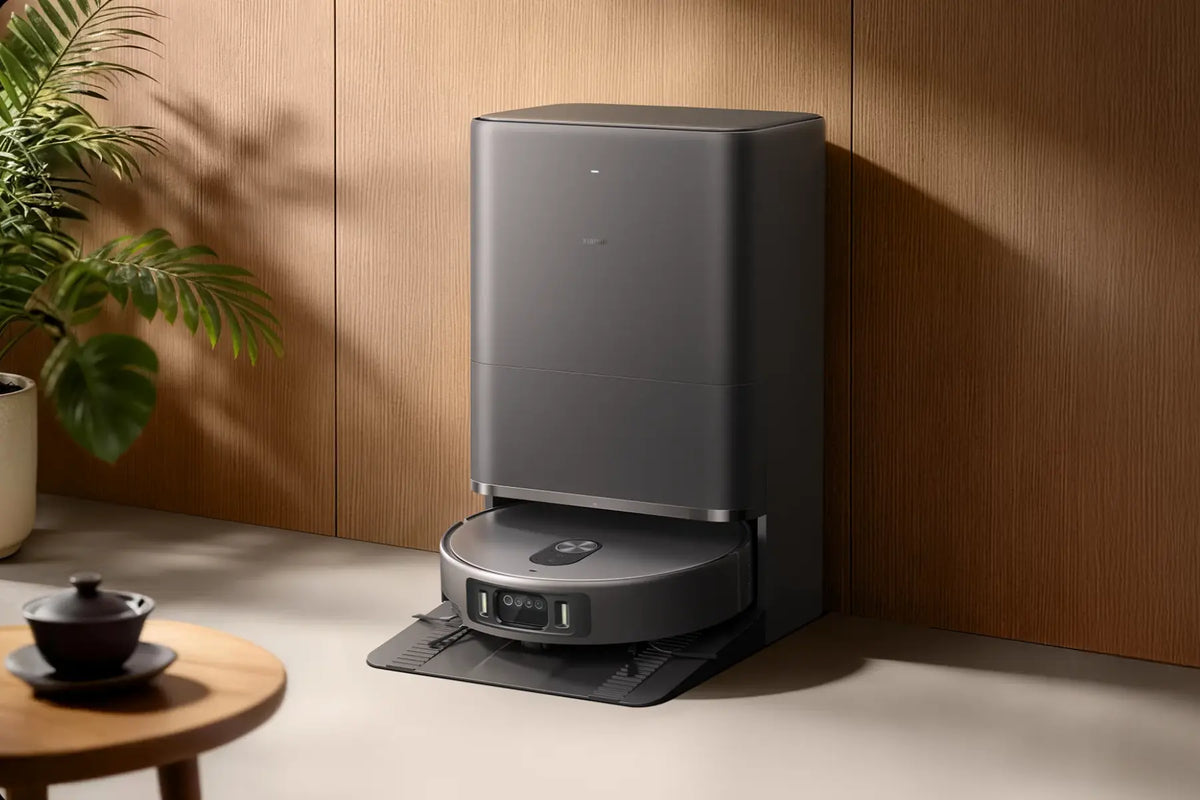 Xiaomi robotstofzuiger dokt in het zelfleegstation tegen een houten wandpaneel