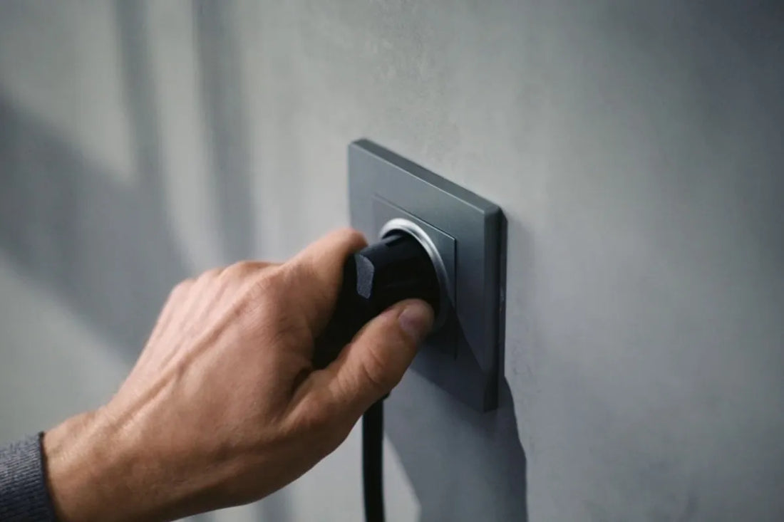 Stap 2: de stekker van de Zendure SolarFlow 2400 AC+ in het stopcontact