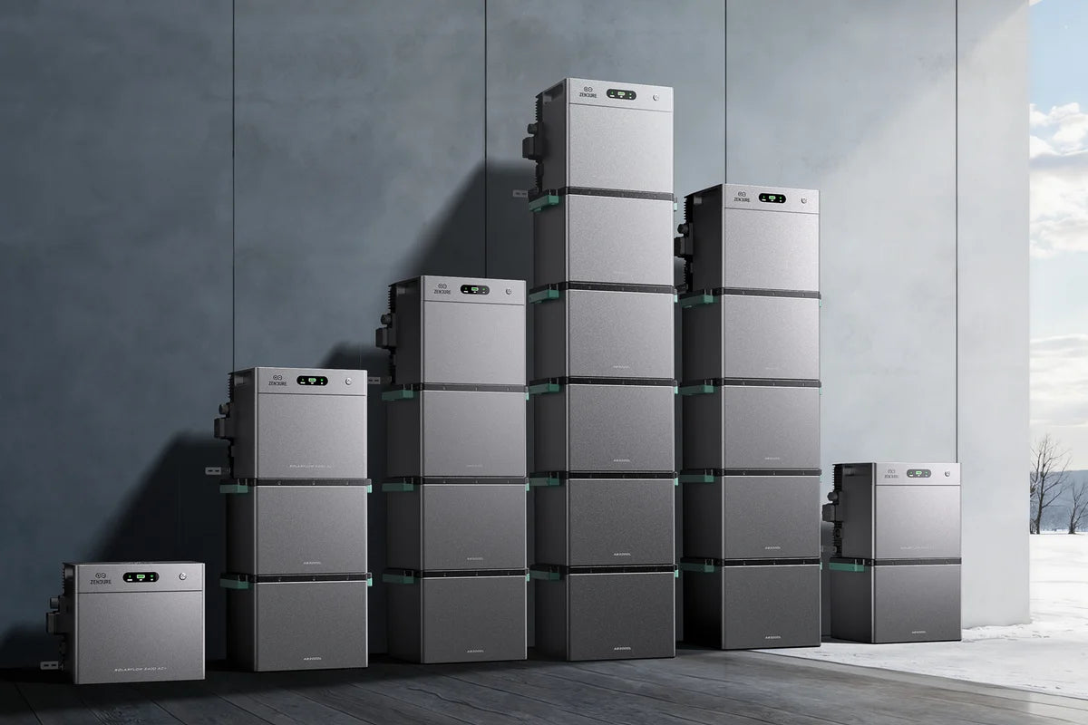 Gestapelde Zendure SolarFlow 2400 AC+ systemen met uitbreidingsaccu's